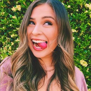 Meet your Posher, Caitlin